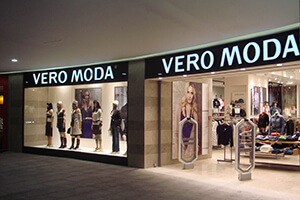 <strong>Vero Moda</strong><span><b></b></span><i>→</i>